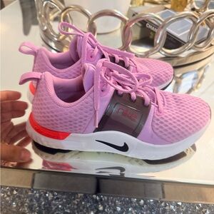 Nike Renew In-Season TR 10 en el color Beyond Pink Crimson